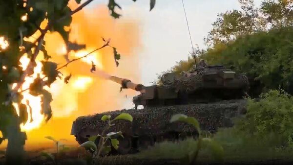 دبابة روسية من طراز تي 80 بي في تنفذ مناورة في منطقة العملية العسكرية الخاصة  - سبوتنيك عربي