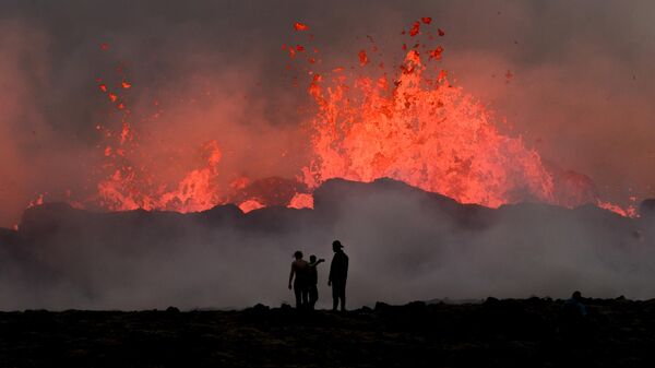 يشاهد الناس الحمم المتدفقة أثناء ثوران بركاني بالقرب من ليتلي هروتور، جنوب غرب ريكيافيك في أيسلندا، 10 يوليو 2023. - سبوتنيك عربي
