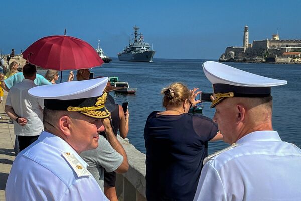 أفراد من البحرية الروسية يقفون على خلفية سفينة التدريب العسكرية الروسية بيريكوب في خليج هافانا، كوبا 11 يوليو 2023.  - سبوتنيك عربي