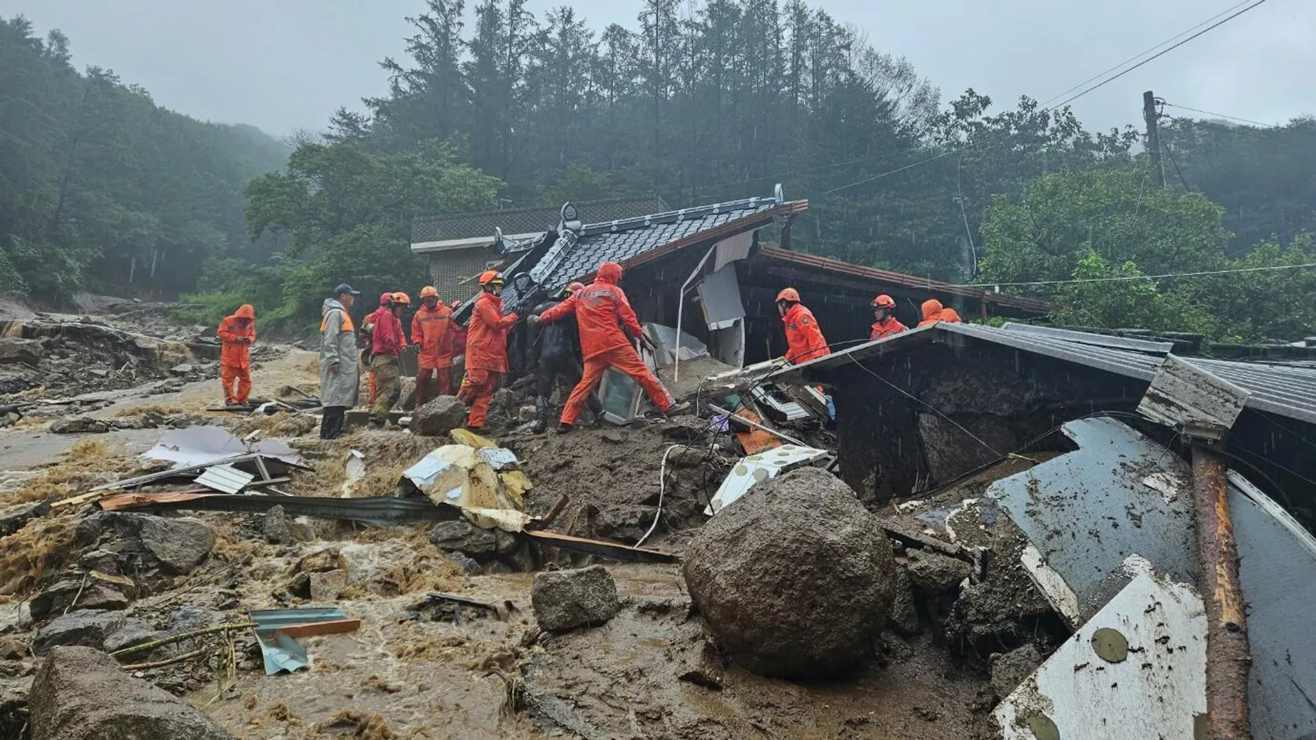 مصرع 33 شخصا وفقدان 10 آخرين جراء هطول أمطار غزيرة في كوريا الجنوبية 15 يوليو 2023 - سبوتنيك عربي, 1920, 16.07.2023