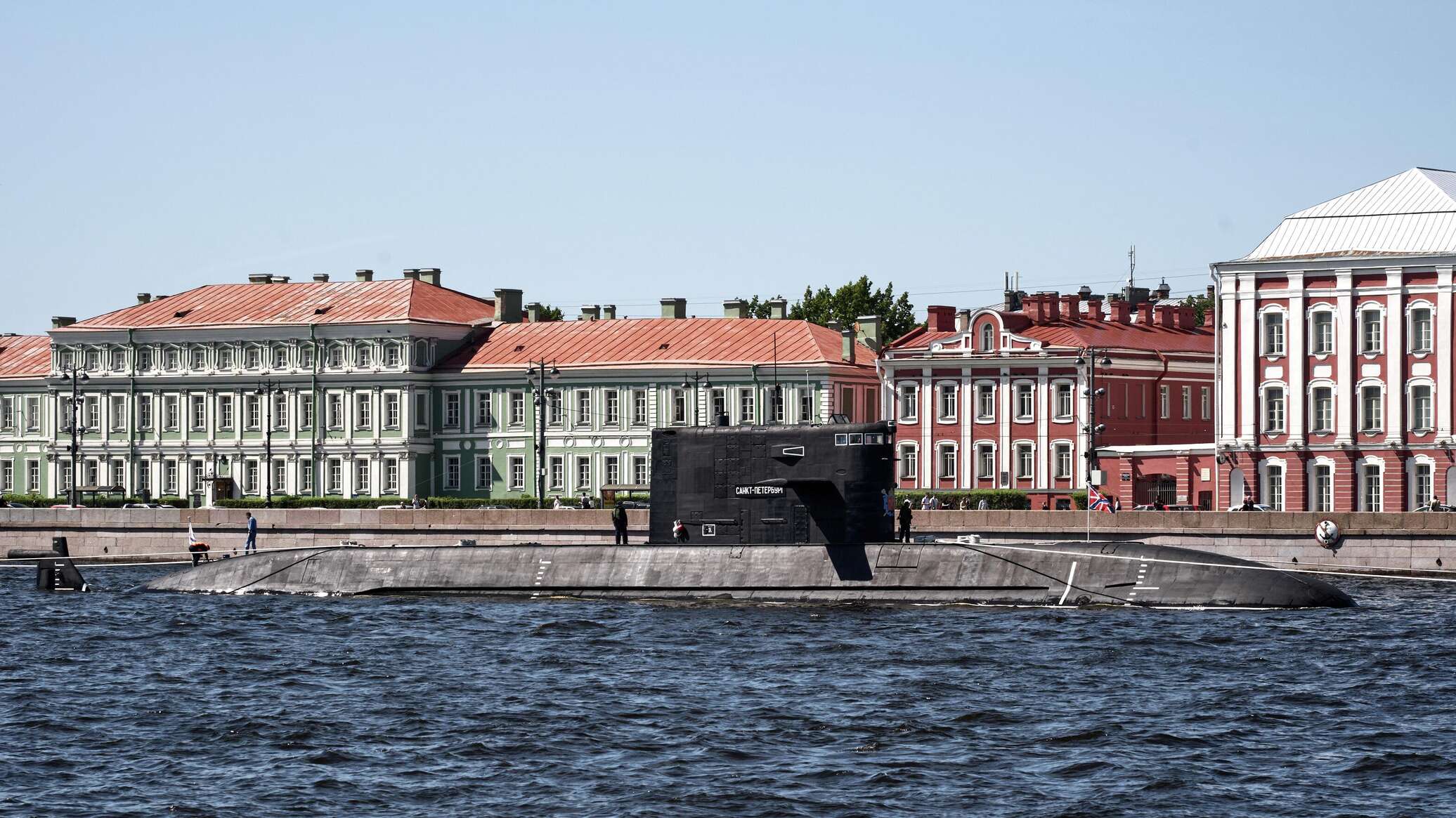 Лодки санкт петербург. Лодки-Питер в Санкт-Петербурге. Башня с лодками в Питере. Военно-морской парад в Санкт-Петербурге