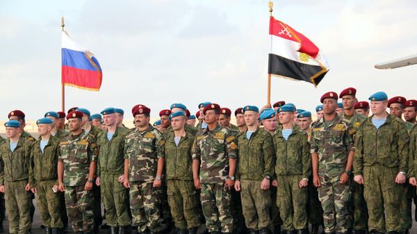 
علم روسيا و علم مصر يرفرفان فوق جنود روس وجنود مصريين
 - سبوتنيك عربي