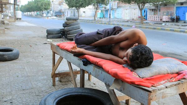 رجل ينام خارج منزله بسبب الحرارة الشديدة ، في مدينة الحديدة اليمنية المطلة على البحر الأحمر، اليمن في 21 يوليو 2023. - سبوتنيك عربي