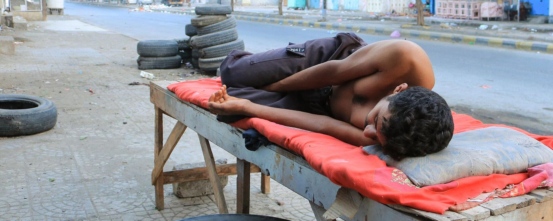 رجل ينام خارج منزله بسبب الحرارة الشديدة ، في مدينة الحديدة اليمنية المطلة على البحر الأحمر، اليمن في 21 يوليو 2023. - سبوتنيك عربي, 1920, 31.03.2024
