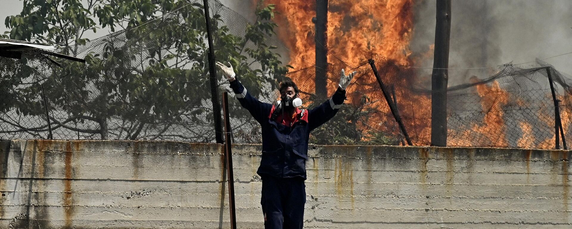رجل إطفاء يصرخ بتعليمات بعد حريق غابات ضرب مستوطنة بانوراما بالقرب من أجيوي ثيودوري، على بعد حوالي 70 كم غرب أثينا في 18 يوليو 2023. - سبوتنيك عربي, 1920, 25.07.2023