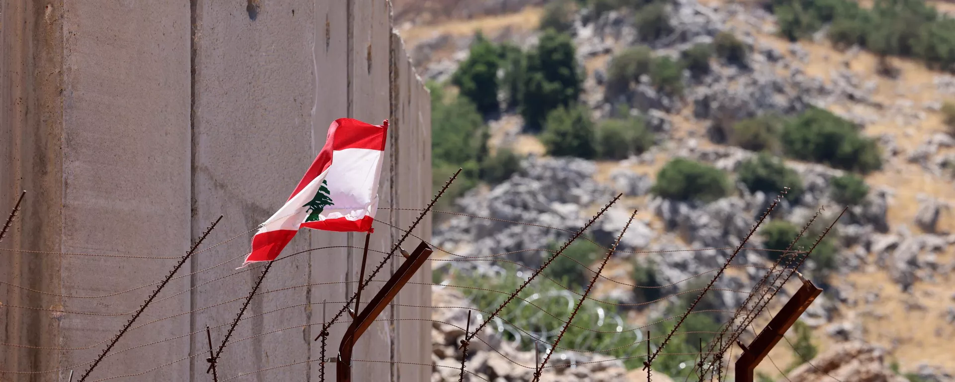 علم وطني لبناني يرفرف على سياج من الأسلاك الشائكة وجدار قيد الإنشاء يحدد الحدود بين لبنان (في المقدمة) وإسرائيل (في الخلفية) بالقرب من قرية كفرشوبا جنوب لبنان في 21 يوليو 2023. - سبوتنيك عربي, 1920, 08.10.2023