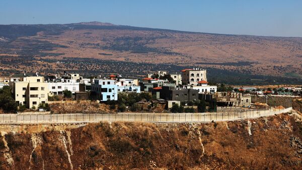 صورة مأخوذة من قرية الوزاني بجنوب لبنان تظهر الجزء الشمالي من قرية الغجر الحدودية التي أسستها إسرائيل مؤخرًا ، في 21 يوليو 2023. - سبوتنيك عربي