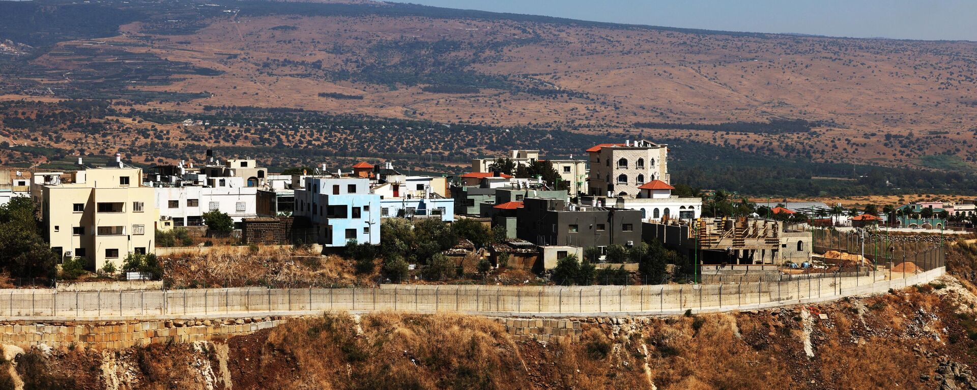 صورة مأخوذة من قرية الوزاني بجنوب لبنان تظهر الجزء الشمالي من قرية الغجر الحدودية التي أسستها إسرائيل مؤخرًا ، في 21 يوليو 2023. - سبوتنيك عربي, 1920, 25.02.2024