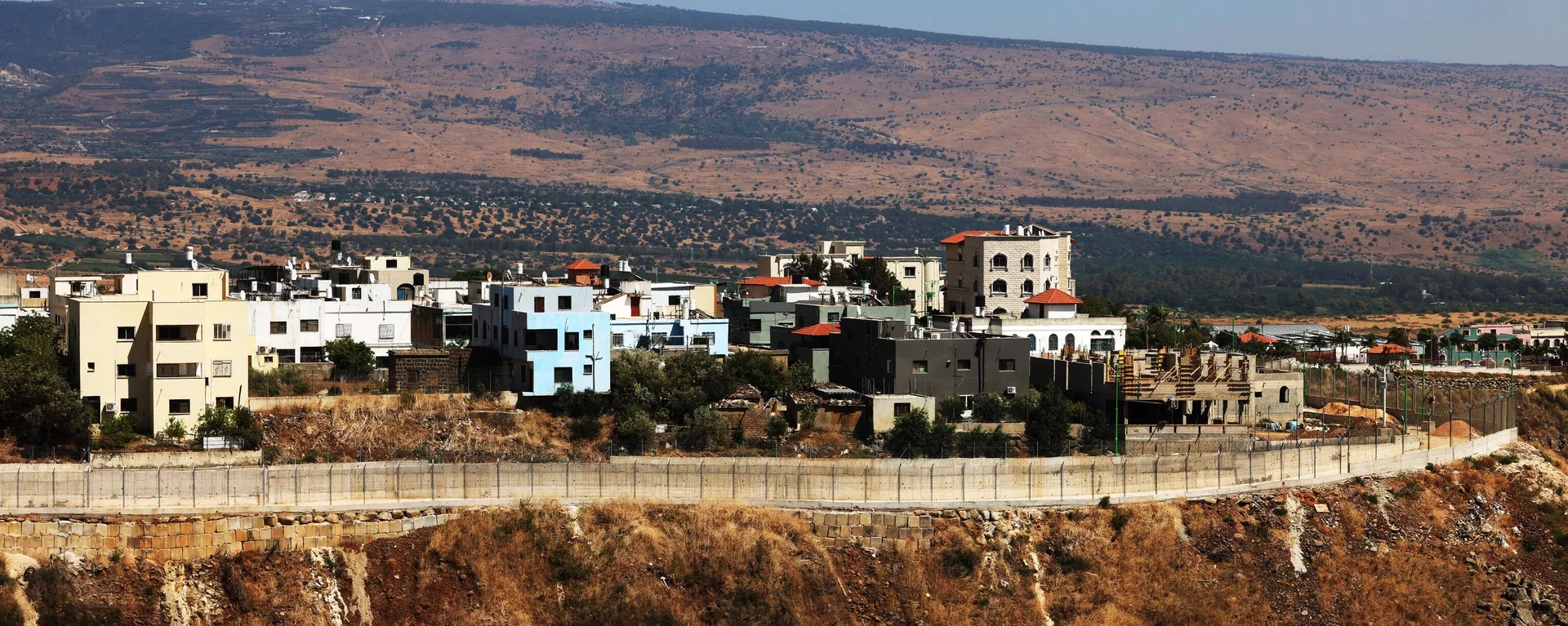 صورة مأخوذة من قرية الوزاني بجنوب لبنان تظهر الجزء الشمالي من قرية الغجر الحدودية التي أسستها إسرائيل مؤخرًا ، في 21 يوليو 2023. - سبوتنيك عربي, 1920, 01.08.2023