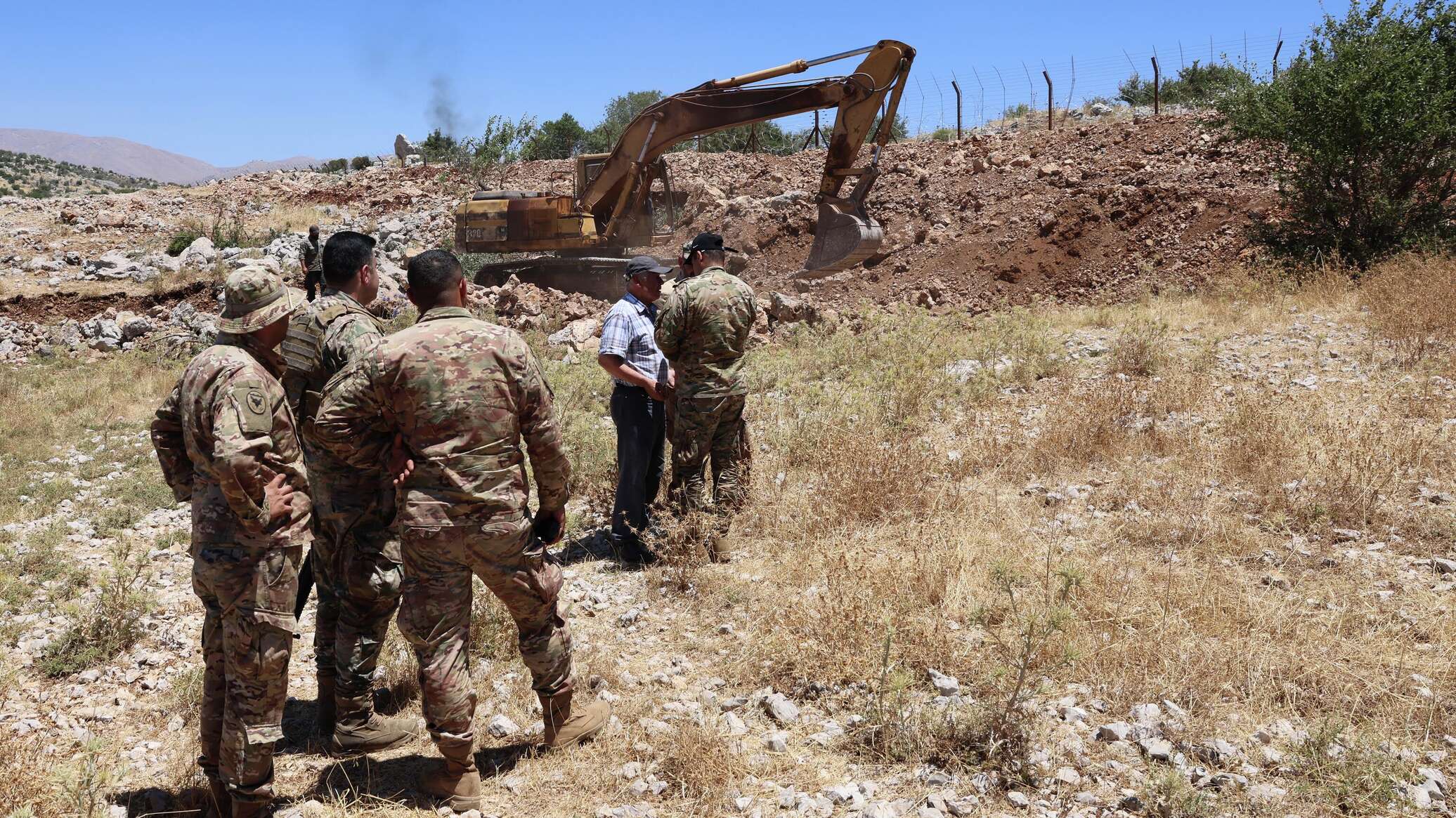 الجيش اللبناني يعلن العثور على خراطيم "مواد حارقة" ممدودة من إسرائيل إلى جنوبي البلاد