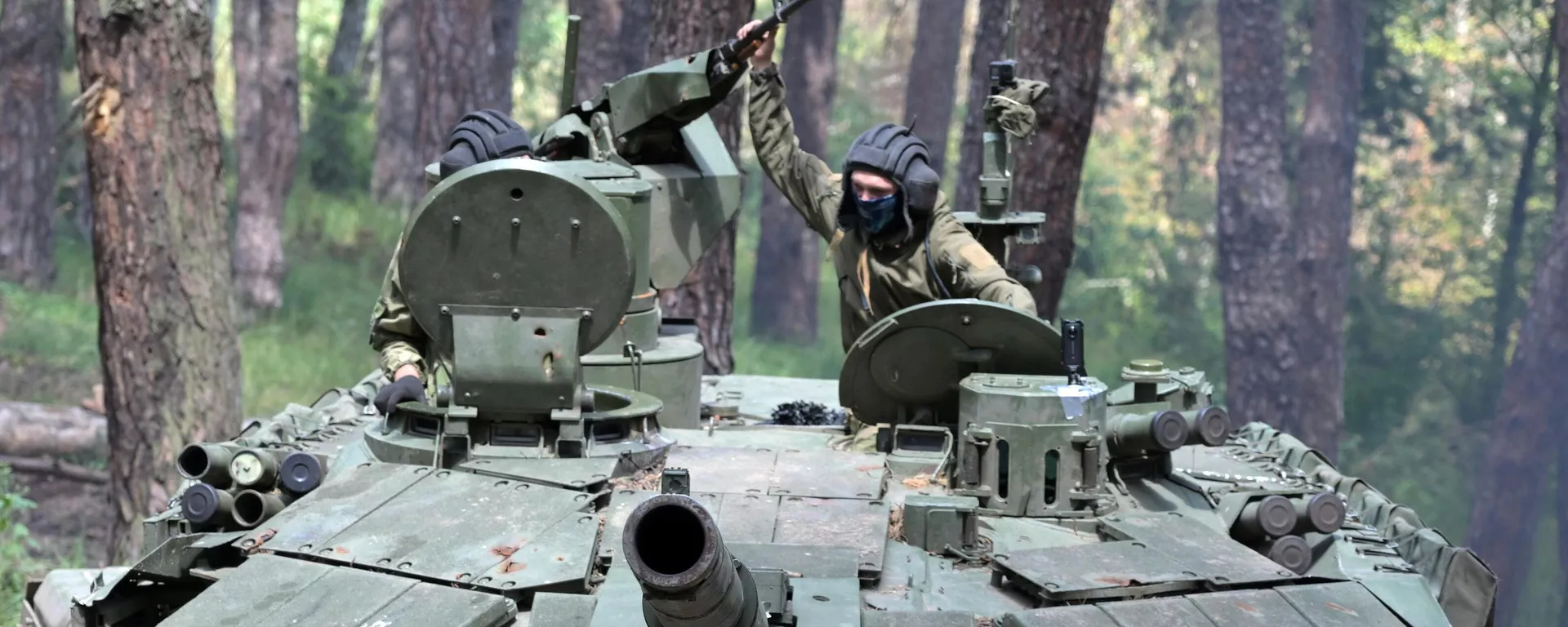 طواقم دبابات بروريف تي-90إم التابعة لمجموعة القوات المركزية التابعة للقوات المسلحة الروسية يعودون إلى مواقعهم بعد تنفيذ مهام في اتجاه محور كراسني ليمان، منطقة العملية العسكرية الخاصة - سبوتنيك عربي, 1920, 01.08.2023