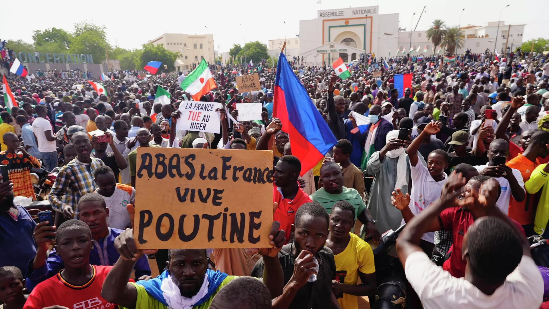 الوضع في النيجر - نيجيريون يشاركون في مسيرة نظمها أنصار زعيم الانقلاب الجنرال ج. عبد الرحمن شيانتي، في نيامي - سبوتنيك عربي, 1920, 05.08.2023