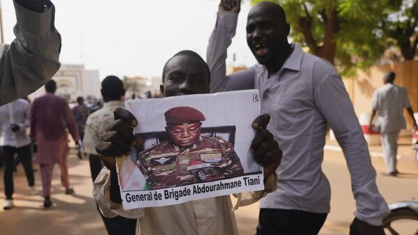الوضع في النيجر - نيجيريون يشاركون في مسيرة نظمها أنصار زعيم الانقلاب الجنرال ج. عبد الرحمن شيانتي، في نيامي - سبوتنيك عربي