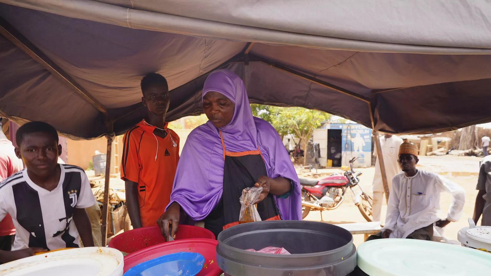 الوضع في النيجر - امرأة تحضر الطعام في نيامي للمتظاهرين، 29 يوليو 2023. - سبوتنيك عربي, 1920, 20.08.2023