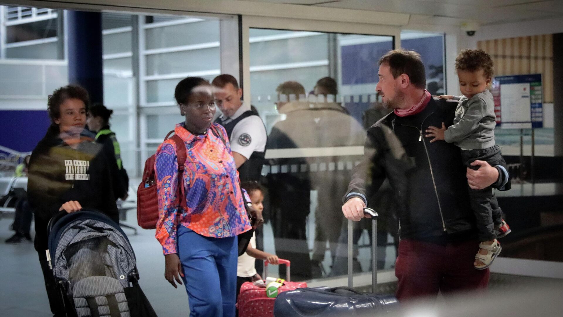 وصول الأشخاص إلى مطار باريس رويسي شارل ديغول في رواسي أون فرانس ، بالقرب من باريس في 2 أغسطس 2023 ، بعد إجلائهم من النيجر. - سبوتنيك عربي, 1920, 16.09.2023