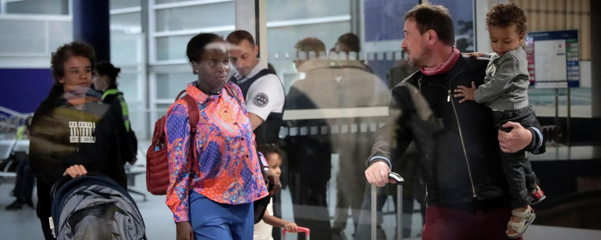 وصول الأشخاص إلى مطار باريس رويسي شارل ديغول في رواسي أون فرانس ، بالقرب من باريس في 2 أغسطس 2023 ، بعد إجلائهم من النيجر. - سبوتنيك عربي, 1920, 18.10.2023