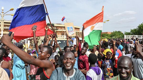 تجمع الآلاف في عاصمة النيجر دعما للمجلس العسكري الجديد يرفعون علم روسيا والنيجر 6 أغسطس 2023 - سبوتنيك عربي