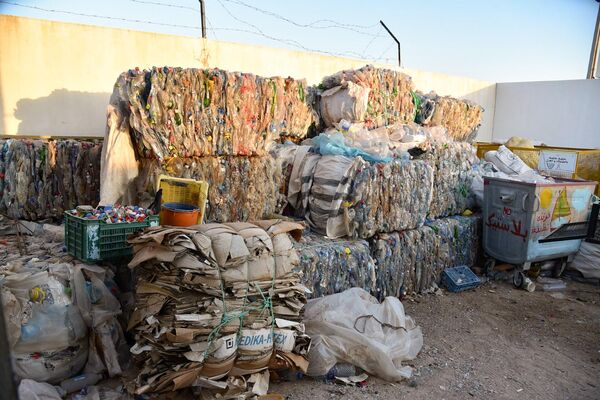 جمع النفايات البلاستيكية على طول الشاطئ من قبل جامعي القمامة غير الرسميين المعروفين في تونس باسم باربيشا، قبل ضغطها وسحقها، في جزر قرقنة، على بعد حوالي 20 كيلومترًا من مدينة صفاقس الساحلية، في 3 أغسطس 2023. - سبوتنيك عربي