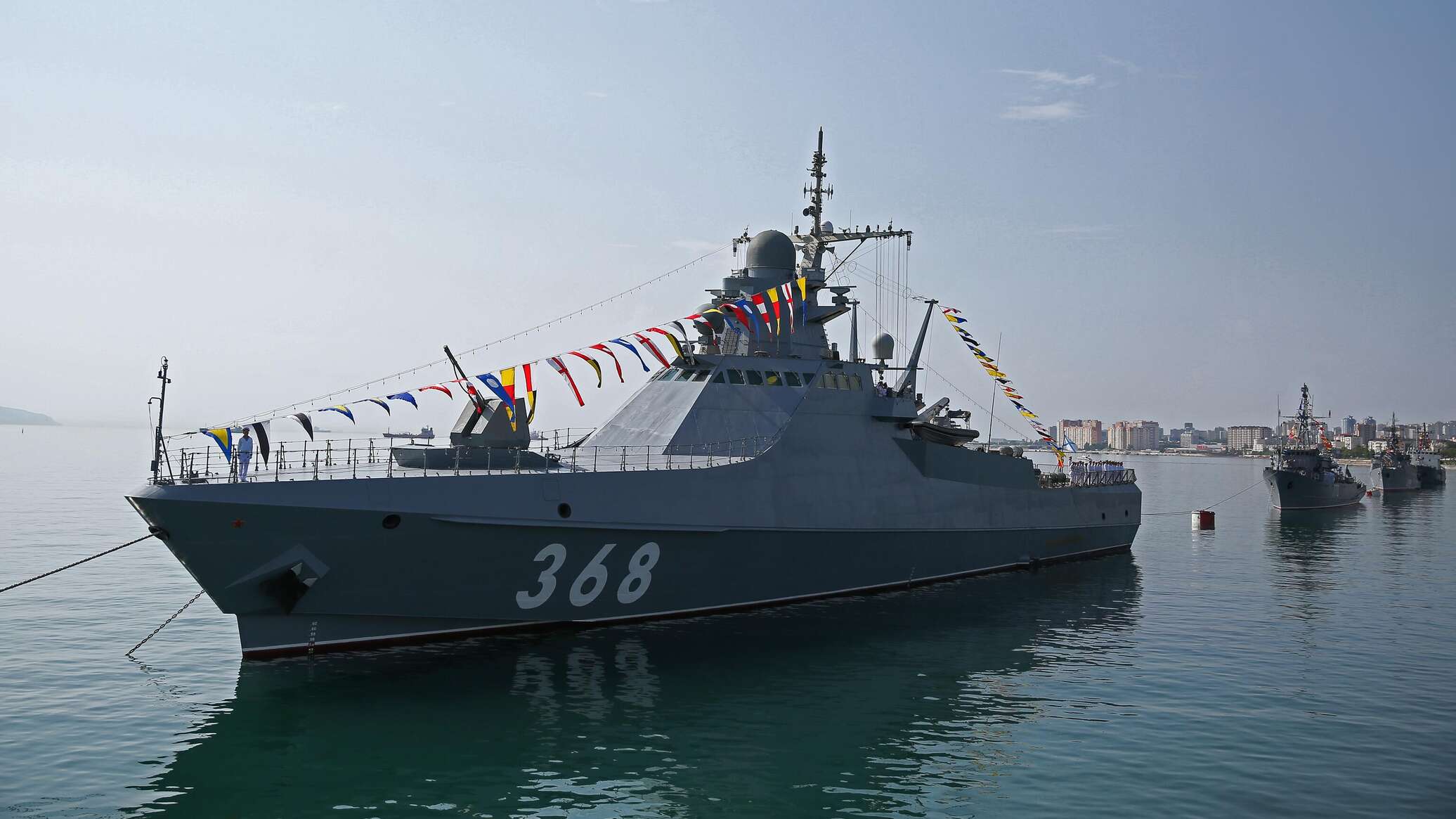 سفن حربية روسية وصينية وإيرانية في خليج عمان.. انطلاق "الحزام الأمني البحري 2024"