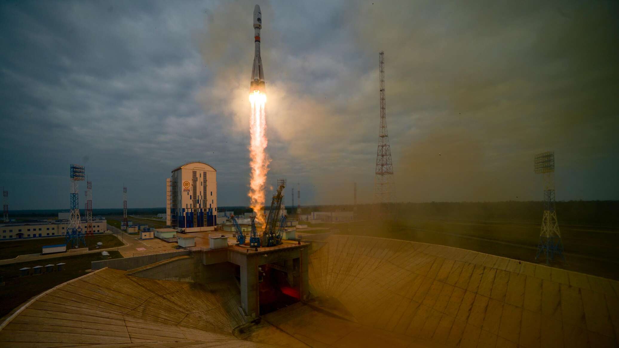 قوات الفضاء الروسية تطلق صاروخ "سويوز -2.1 بي" وتضع قمرا في مدار الأرض.. فيديو