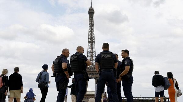 الشرطة الفرنسية أمام برج إيفل - سبوتنيك عربي