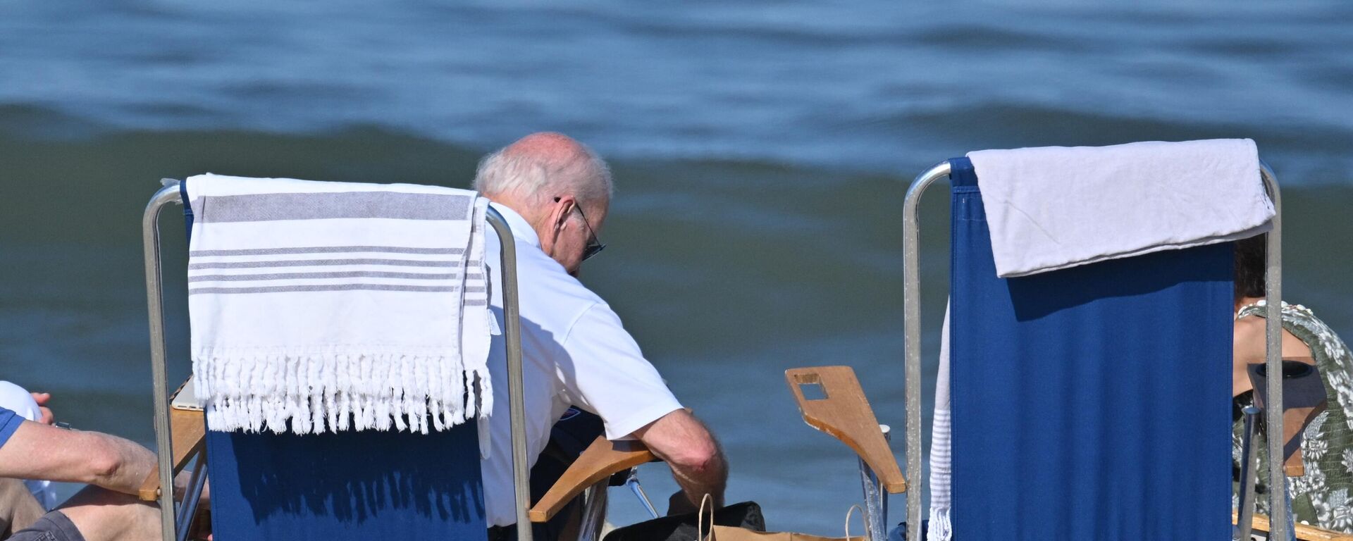 الرئيس الأمريكي، جو بايدن، يجلس مع آخرين على الشاطئ في شاطئ ريهوبوث بولاية ديلاوير، 13 أغسطس/ آب 2023 - سبوتنيك عربي, 1920, 14.08.2023