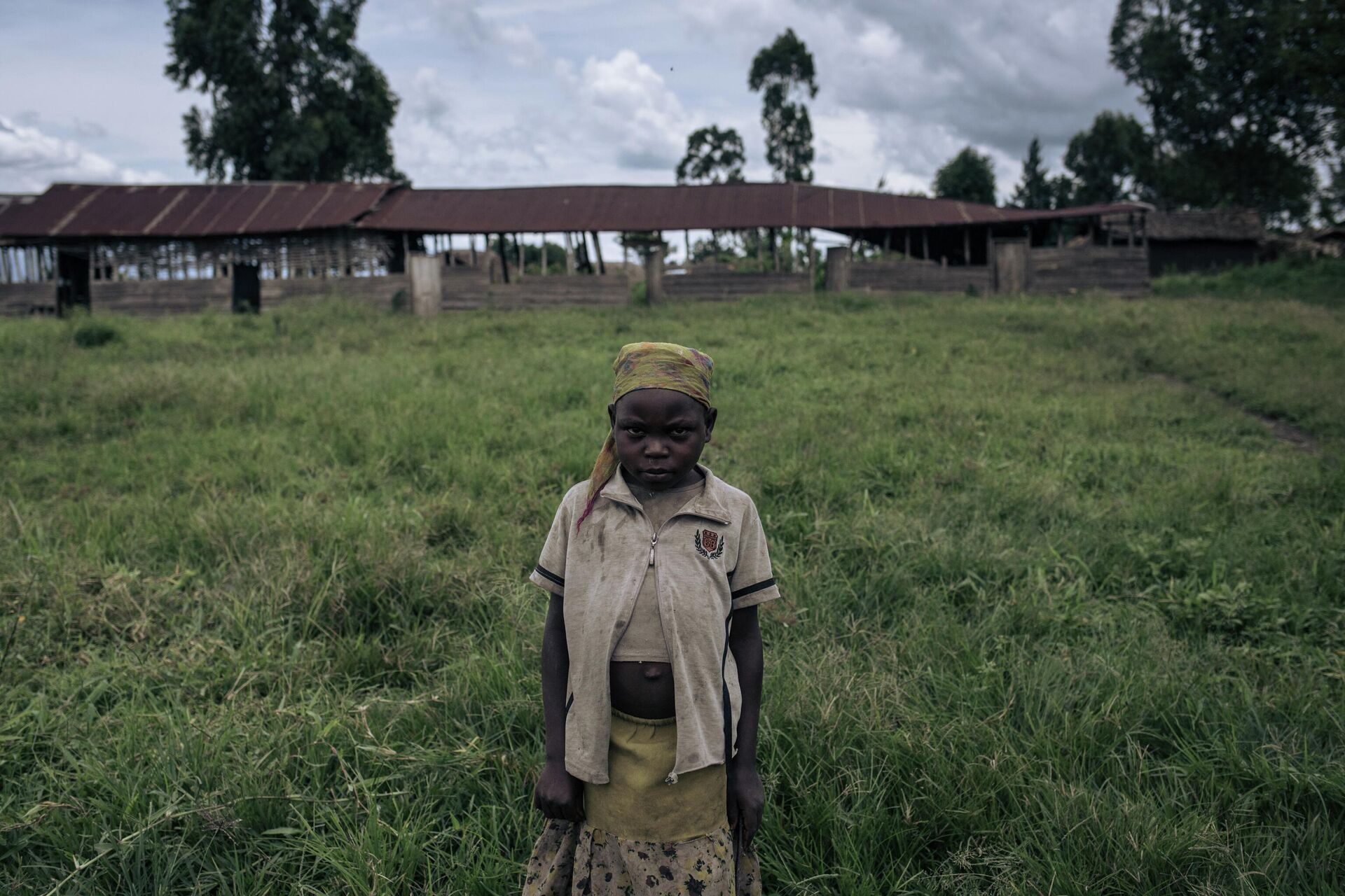 الأوضاع في الكونغو الديمقراطية - فتاة تقف أمام مدرسة حولها متمردو حركة 23 مارس إلى موقع عسكري - سبوتنيك عربي, 1920, 14.08.2023