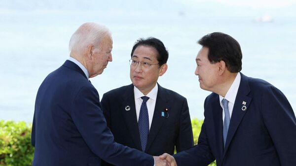الرئيس الأمريكي جو بايدن (يسارا) ورئيس كوريا الجنوبية يون سيول (وسط) ورئيس وزراء اليابان فوميو كيشيدا (يمينا) - سبوتنيك عربي