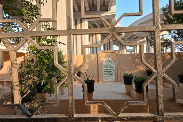 مقبرة عميد الأدب العربي طه حسين في القاهرة التاريخية بعد بناء كوبري فوقها - سبوتنيك عربي