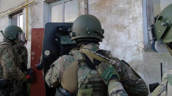 عناصر من الأمن الفيدرالي الروسي في خضم مهمة في القرم - سبوتنيك عربي