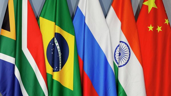 أعلام الصين والهند وروسيا والبرازيل وجنوب أفريقيا الدول المؤسسة لمجموعة بريكس - سبوتنيك عربي