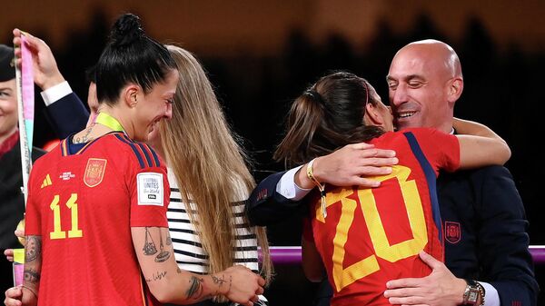 فيفا يوقف رئيس الاتحاد الإسباني لكرة القدم لويس روبياليس بعد تقبيله اللاعبة جيني هيرموسو خلال الاحتفال بفوز إسبانيا بكأس العالم للسيدات - سبوتنيك عربي