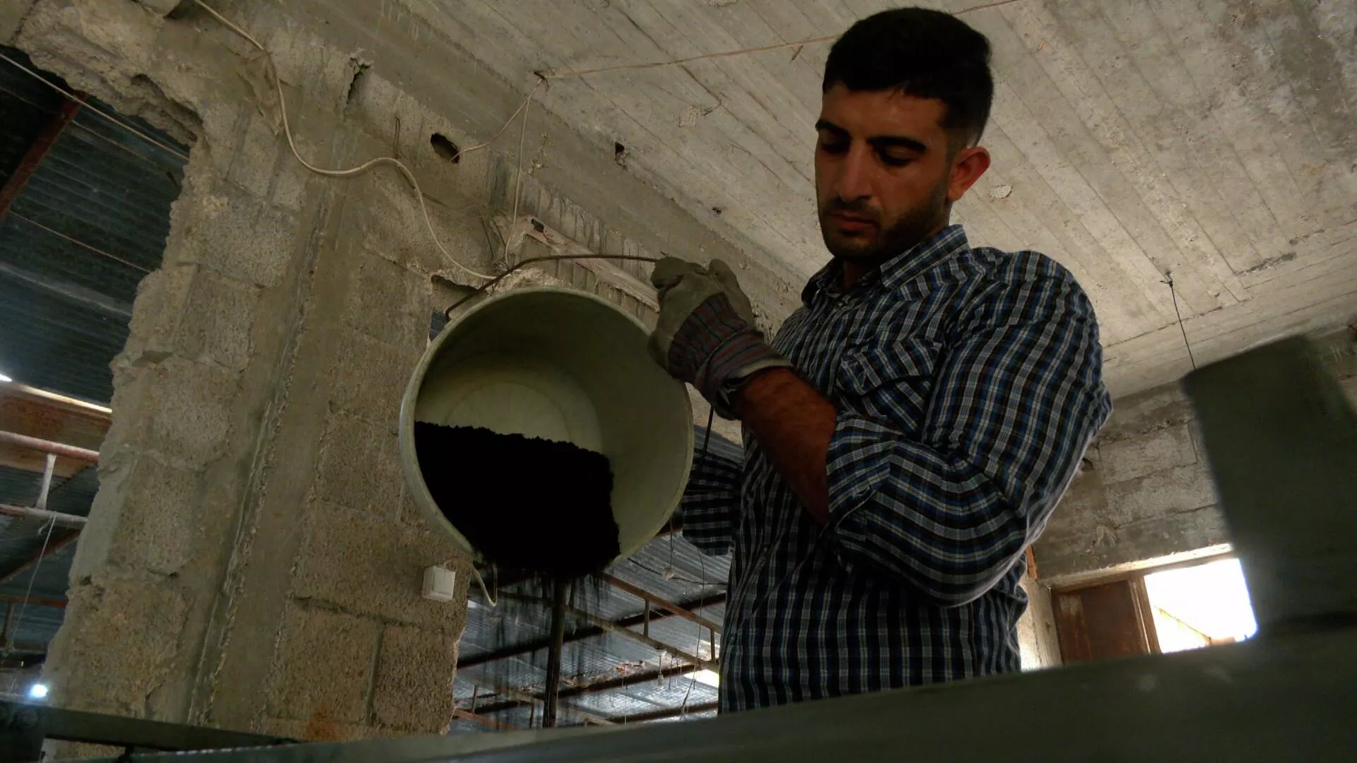 فلسطيني يعيد تدوير الإطارات التالفة للتقليل من أضرارها على البيئة - سبوتنيك عربي, 1920, 28.08.2023