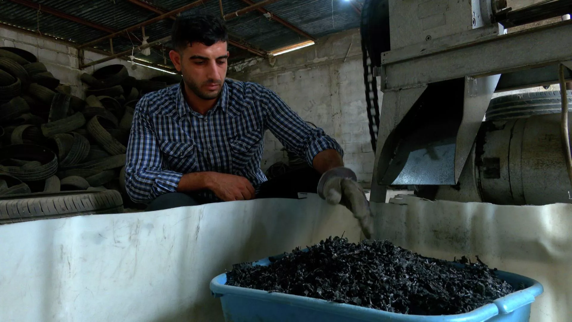 فلسطيني يعيد تدوير الإطارات التالفة للتقليل من أضرارها على البيئة - سبوتنيك عربي, 1920, 28.08.2023