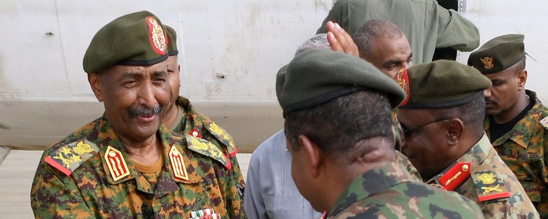 قائد الجيش السوداني، عبد الفتاح البرهان، يصل إلى مدينة بورتسودان الساحلية لأول مرة منذ بدء الصراع مع قوات الدعم السريع في شهر أبريل، 27 أغسطس/ آب 2023 - سبوتنيك عربي, 1920, 27.12.2023