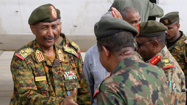 قائد الجيش السوداني، عبد الفتاح البرهان، يصل إلى مدينة بورتسودان الساحلية لأول مرة منذ بدء الصراع مع قوات الدعم السريع في شهر أبريل، 27 أغسطس/ آب 2023 - سبوتنيك عربي