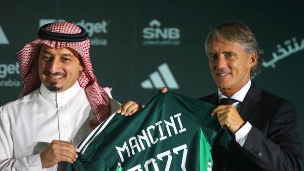 الإيطالي روبرتو مانشيني وياسر المسحل رئيس مجلس إدارة الاتحاد السعودي لكرة القدم - سبوتنيك عربي