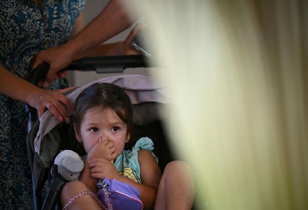 طفلة تضع يدها على أنفها لتجنب رائحة زهرة الجثة خلال فترة إزهارها القصيرة في قسم الحدائق النباتية بمكتبة هنتنغتون في سان مارينو، كاليفورنيا، في 28 أغسطس 2023.  - سبوتنيك عربي