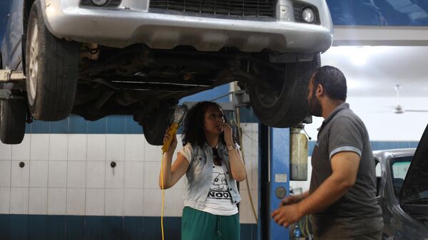 مي سلامة فتاة مصرية تقتحم عالم ميكانيكا السيارات بورشتها الخاصة في منطقة الحرفيين بالقاهرة - سبوتنيك عربي
