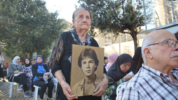 لجنة أهالي المفقودين في لبنان أمام مبنى الأمم المتحدة في بيروت، اليوم العالمي للمفقودين - سبوتنيك عربي