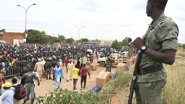 احتجاجات خارج قاعدة نيامي الجوية تطالب بالانسحاب العسكري الفرنسي من النيجر - سبوتنيك عربي
