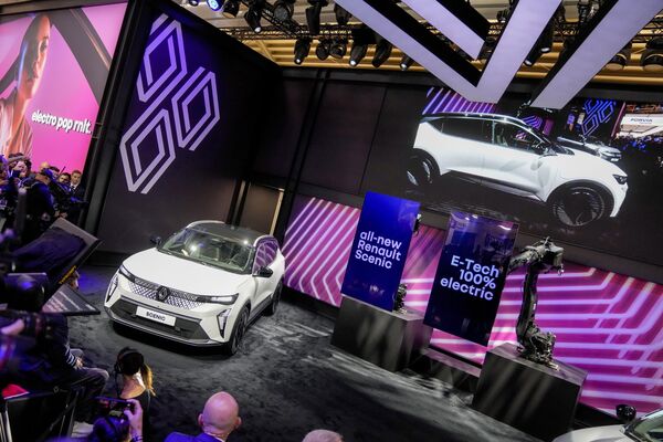 عرض سيارة Renault Scenic الكهربائية الجديدة في معرض ألمانيا الدولي للسيارات في ميونيخ، 4 سبتمبر 2023. - سبوتنيك عربي
