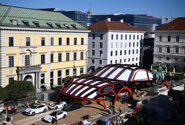 تم تصوير كشك على شكل سيارة &quot;بورش&quot; في موقع التنقل Open Space في ساحة فيتلسباخ في إطار معرض ألمانيا الدولي للسيارات في ميونيخ، 4 سبتمبر 2023. - سبوتنيك عربي