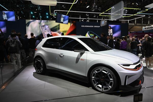 عرض سيارة Volkswagen (VW) ID GTI لشركة "فولكس فاغن" الألمانية العملاقة للسيارات في المعرض الدولي للسيارات في معرض ألمانيا الدولي للسيارات في ميونيخ، 4 سبتمبر 2023. عرض سيارة Volkswagen (VW) ID GTI لشركة "فولكس فاغن" الألمانية العملاقة للسيارات في المعرض الدولي للسيارات في معرض ألمانيا الدولي للسيارات في ميونيخ، 4 سبتمبر 2023. - سبوتنيك عربي
