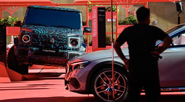 عامل يقف بجوار نموذج لسيارة Mercedes G-Class Prototype في جناح &quot;مرسيدس&quot; في معرض ألمانيا الدولي للسيارات في ميونيخ، 4 سبتمبر 2023. - سبوتنيك عربي