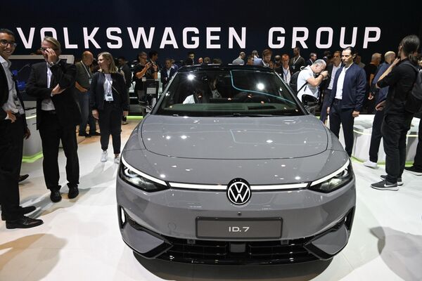 يحيط الزائرون بسيارة Volkswagen (VW) ID.7 التابعة لشركة السيارات الألمانية العملاقة &quot;فولكس فاغن&quot; والتي تم تقديمها في معرض ألمانيا الدولي للسيارات في ميونيخ، 4 سبتمبر 2023. - سبوتنيك عربي