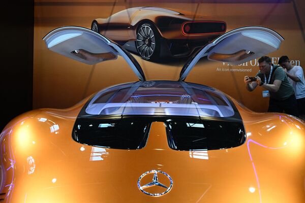 زوار يتفقدون سيارة Vision One-Eleven من شركة صناعة السيارات الألمانية &quot;مرسيدس بنز&quot; في معرض ألمانيا الدولي للسيارات في ميونيخ، 4 سبتمبر 2023. - سبوتنيك عربي