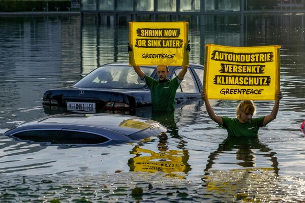 قام نشطاء من منظمة السلام الأخضر البيئية بإغراق سيارات في بحيرة صغيرة في اليوم الأول من معرض ألمانيا الدولي للسيارات في ميونيخ، 4 سبتمبر 2023. - سبوتنيك عربي