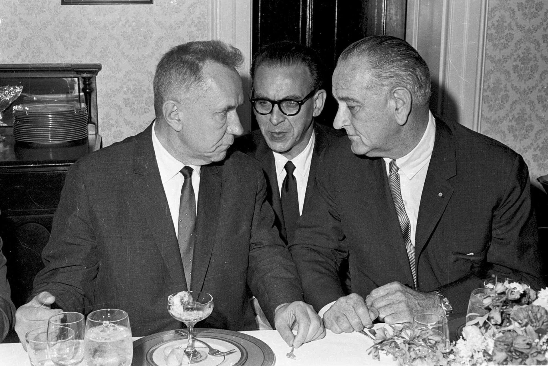 أليكسي كوسيغين، رئيس وزراء الاتحاد السوفيتي والرئيس الأمريكي ليندون جونسون خلال اجتماع في الولايات المتحدة عام 1967 - سبوتنيك عربي, 1920, 07.09.2023