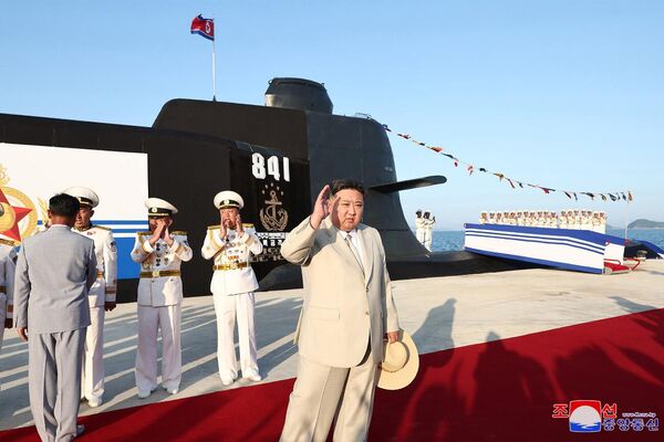 زعيم كوريا الشمالية كيم جونغ أون في مراسم تدشين غواصة هجومية نووية تكتيكية جديدة - سبوتنيك عربي